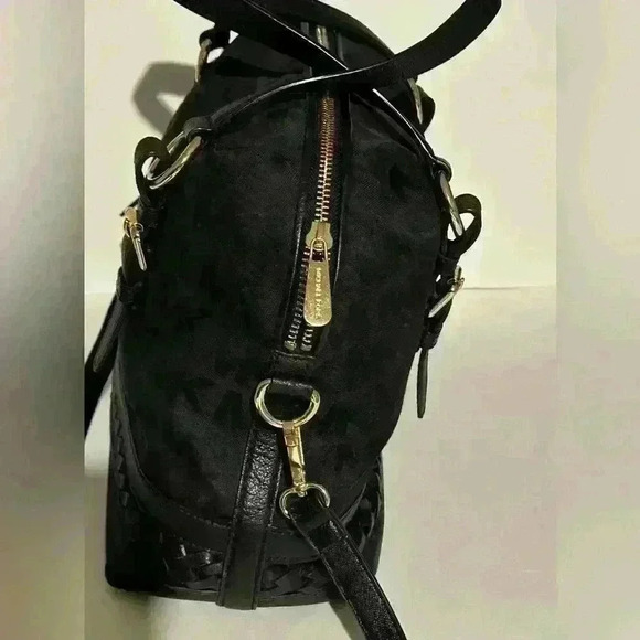 A Mickael Kors black Gladstone satchel with gold tone hardware. - Picture 4 of 14